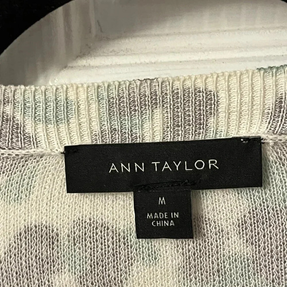 Women’s Ann Taylor Button Down Top Size Medium - Picture 3 of 7